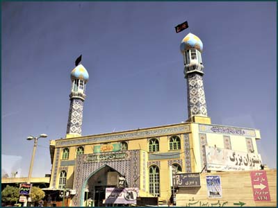 Moschee mit schwarzen Fahnen